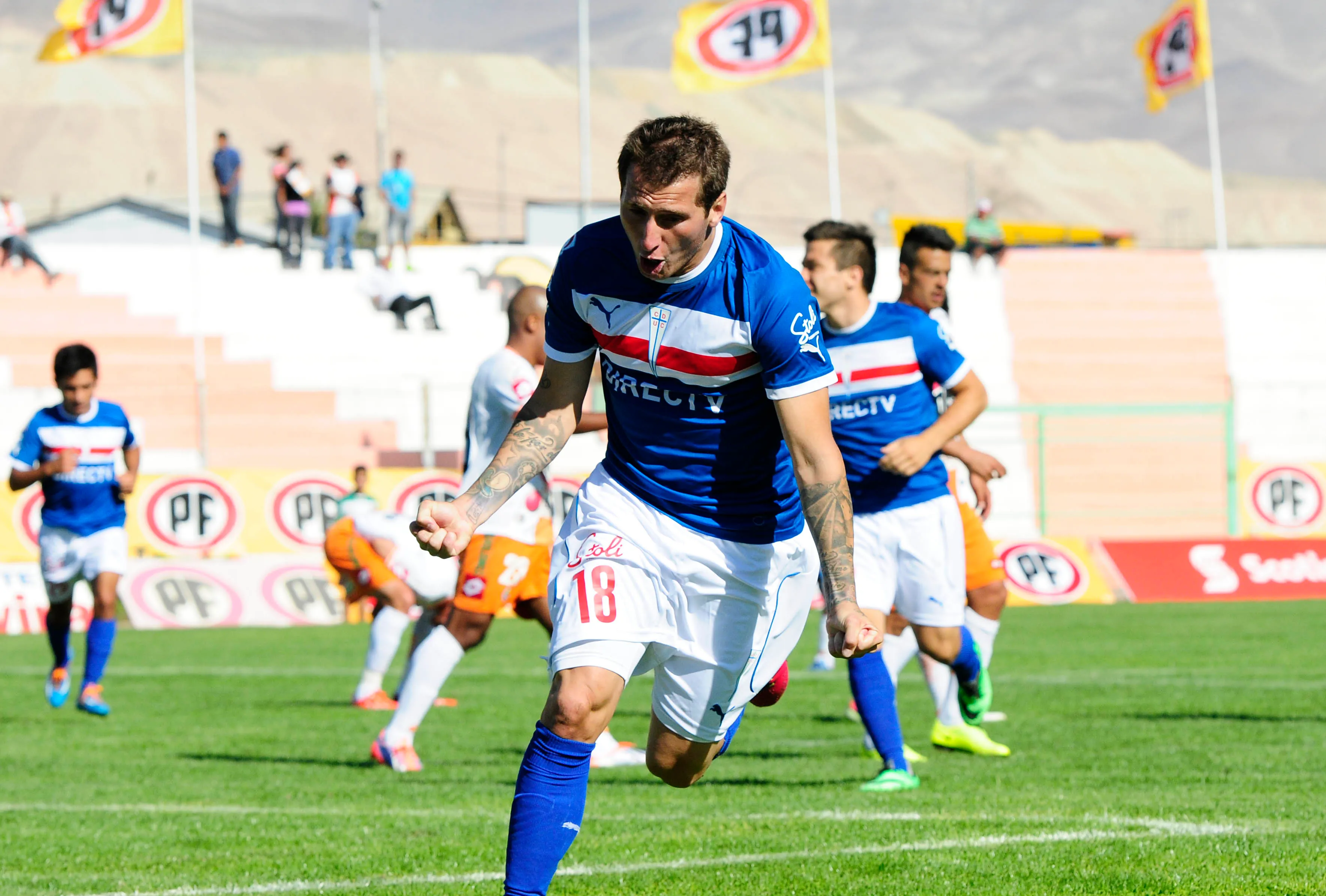 Darío Bottinelli festeja un gol ante Cobresal en El Salvador en 2014. (Pedro Tapia/Photosport).