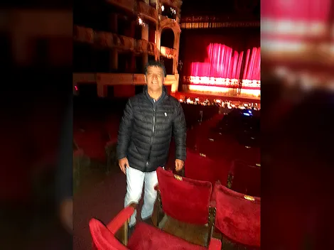 Es goleador icónico de un club chileno y trabaja hace 17 años en el Teatro Municipal