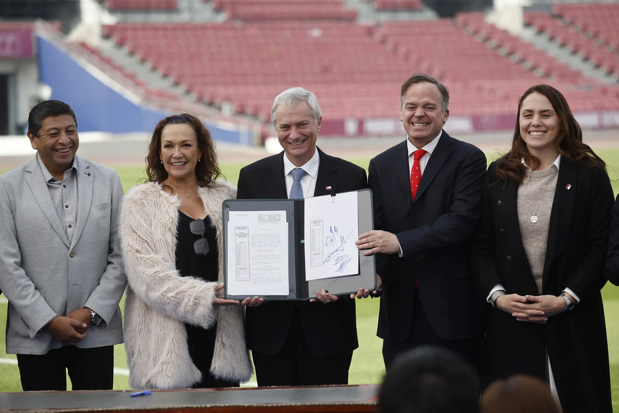 El Presidente José Kast y la ministra Natalia Duco en la ceremonia oficial: promulgada la reforma a la Ley de SA Deportivas Profesionales.