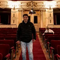 Es goleador icónico de un club chileno y trabaja hace 17 años en el Teatro Municipal