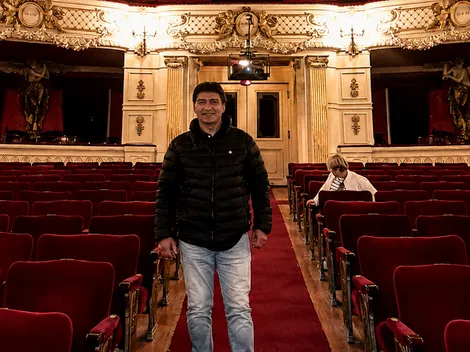 Es goleador icónico de un club chileno y trabaja hace 17 años en el Teatro Municipal