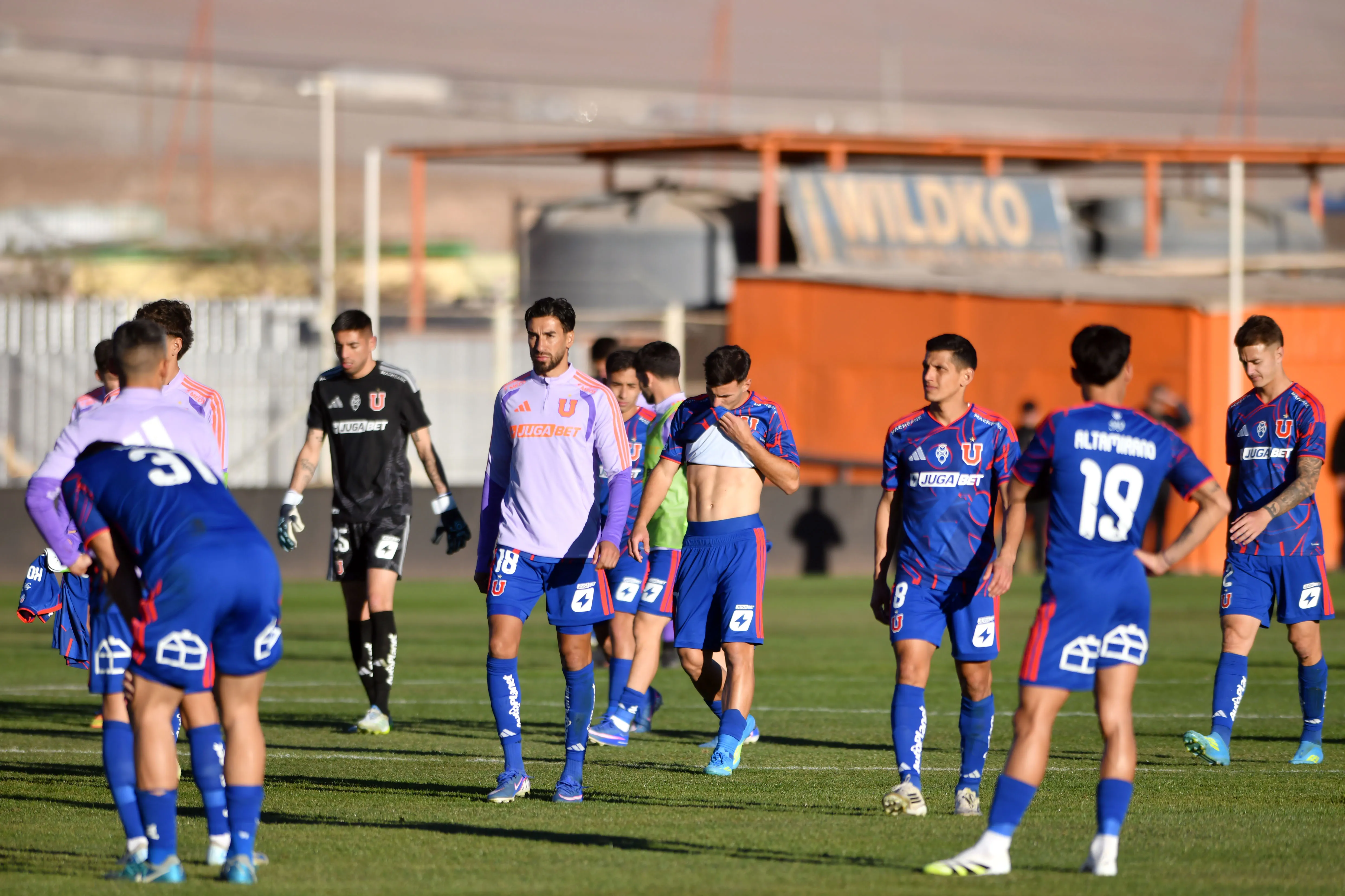 En la foto aparece Javier Altamirano de espalda, pero se aprecia las medias blancas ante Cobresal. Foto: Alejandro Pizarro Ubilla/Photosport