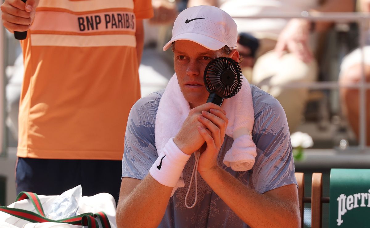 ¡Impacto mundial! El calor tumba a Jannik Sinner y queda “libre” el cuadro para Tabilo en Roland Garros