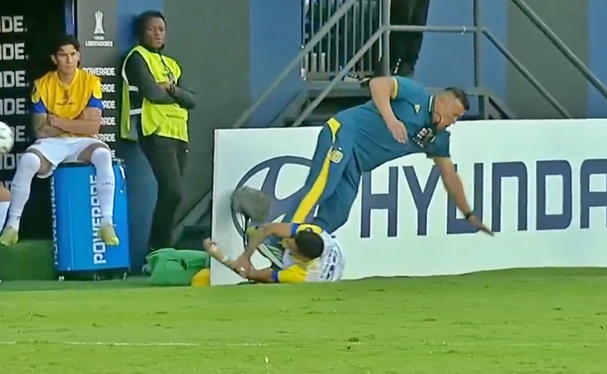 Jorge Almirón recibe fuerte barrida de defensor de Rosario Central en Libertadores