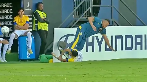 Jorge Almirón recibió fuerte golpe de defensor de Rosario Central.