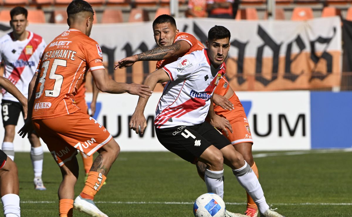 ¡Desde Huachipato! Curicó Unido se mueve tras dura lesión de Guisolfo y ya tiene reemplazo