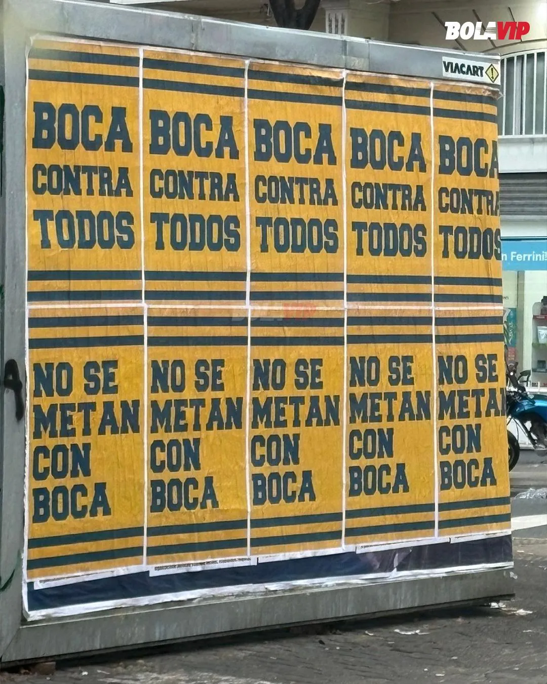 Los mensajes que aparecieron cerca de La Bombonera a horas del Boca Juniors vs Universidad Católica. | Foto: BolaVip Argentina.