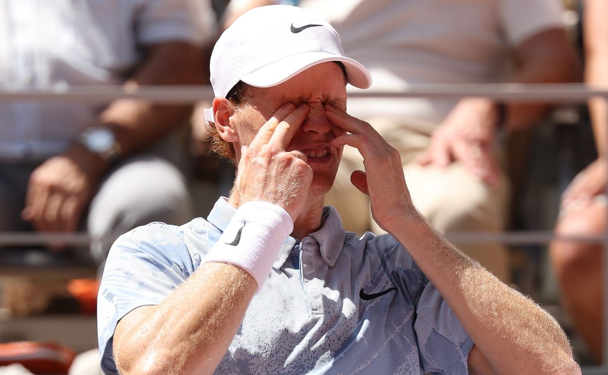 Jannik Sinner explica su inesperada derrota en Roland Garros: “Estaba mareado desde el tercer set”