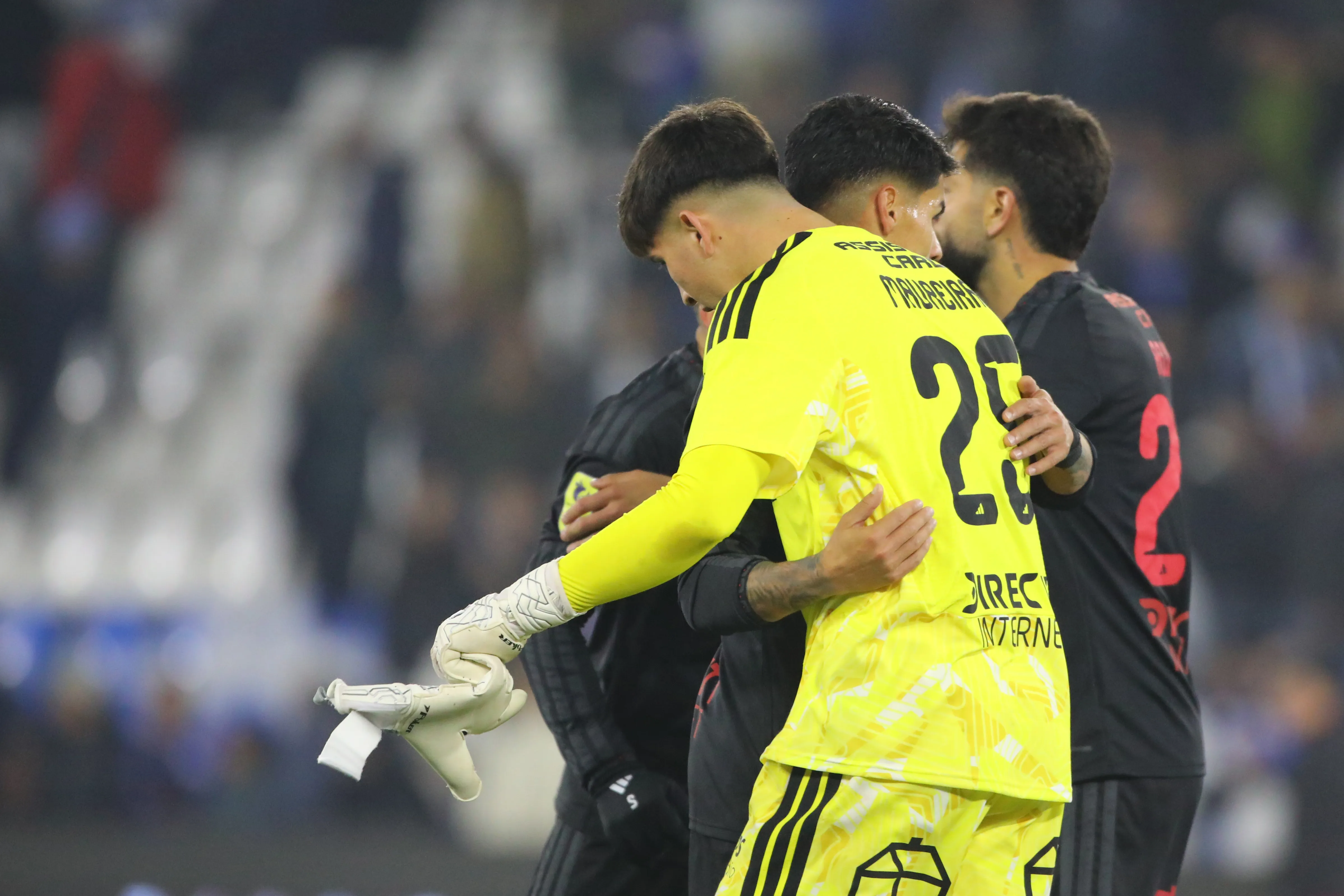 Gabriel Maureira es felicitado por sus compañeros tras la victoria alba ante Católica. (Jonnathan Oyarzun/Photosport).