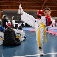 Tiene 8 años, hace patinaje artístico, equitación y es campeona de taekwondo
