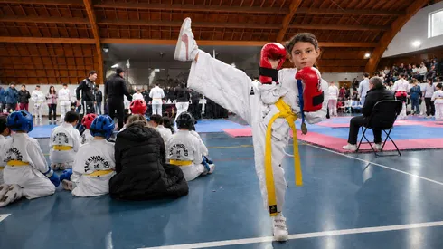 Tiene 8 años, hace patinaje artístico, equitación y es campeona de taekwondo