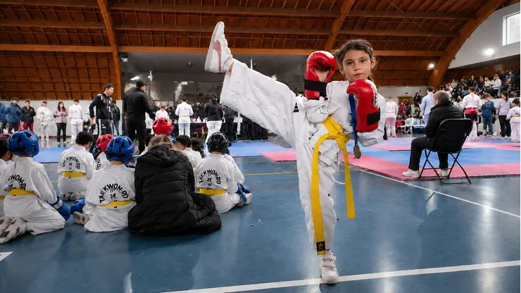 Tiene 8 años, hace patinaje artístico, equitación y es campeona de taekwondo