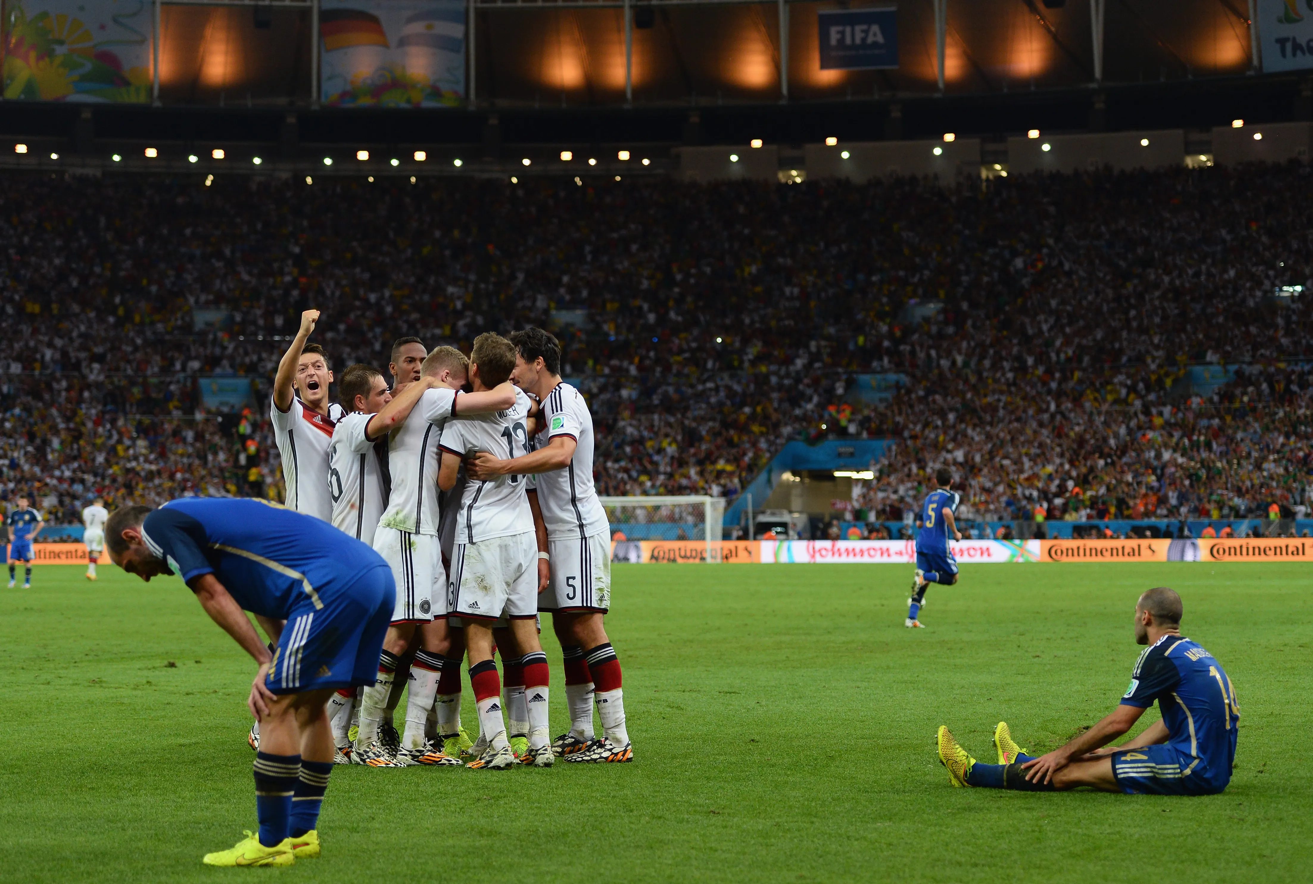 Javier Mascherano y Pablo Zabaleta se lamentan tras el gol de Alemania. (Jamie McDonald/Getty Images).