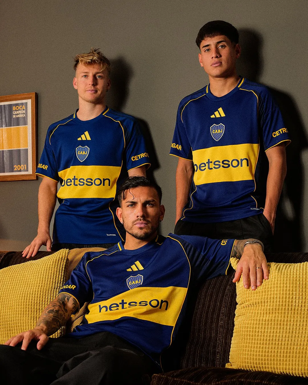 Esta camiseta está inspirad en el modelo con el que Boca logró el bicampeonato en la Copa Libertadores entre el 2000 y 2001.