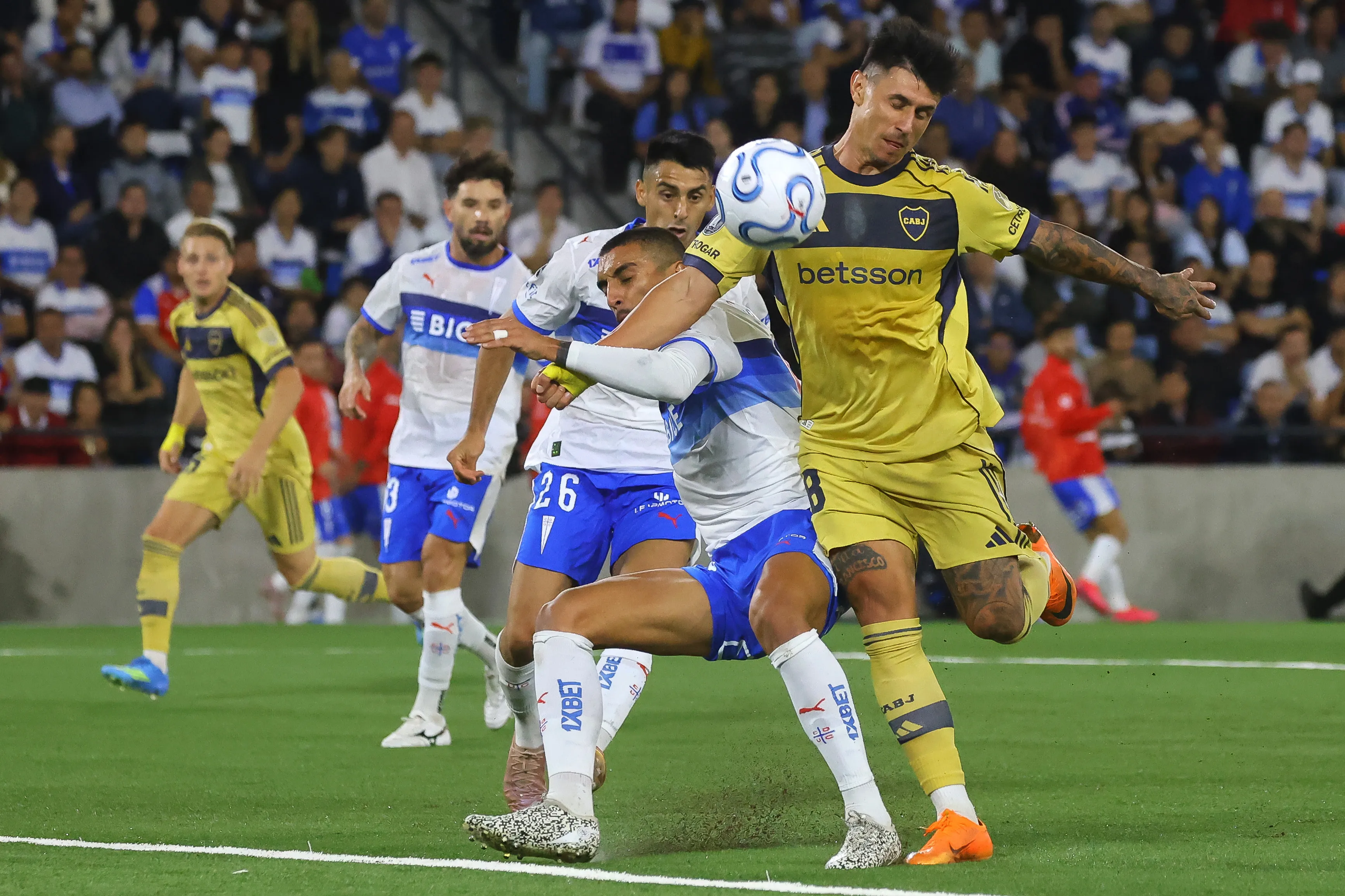 Boca derrotó por 2-1 a U. Católica en Chile. Imagen: Photosport