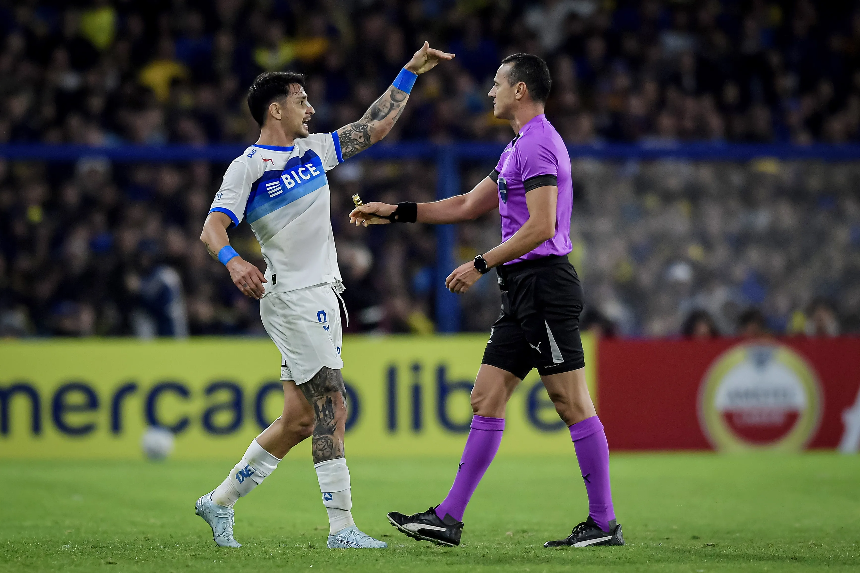 Fernando Zampedri no se achicó ante Boca Juniors en La Bombonera. | Foto: Photosport.