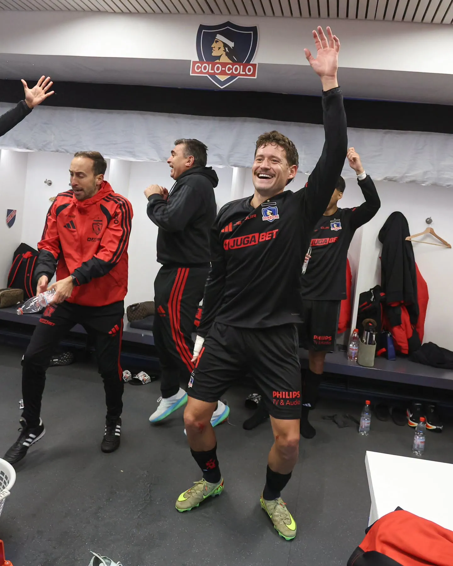 Joaquín Sosa lideró la fiesta de Colo Colo luego de vencer a Católica. Foto: Colo Colo.