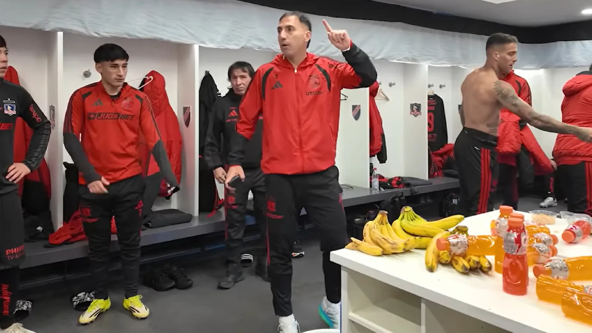 Javier Correa le habló fuerte y claro al plantel de Colo Colo para no marearse en la cima. Foto: Colo Colo.