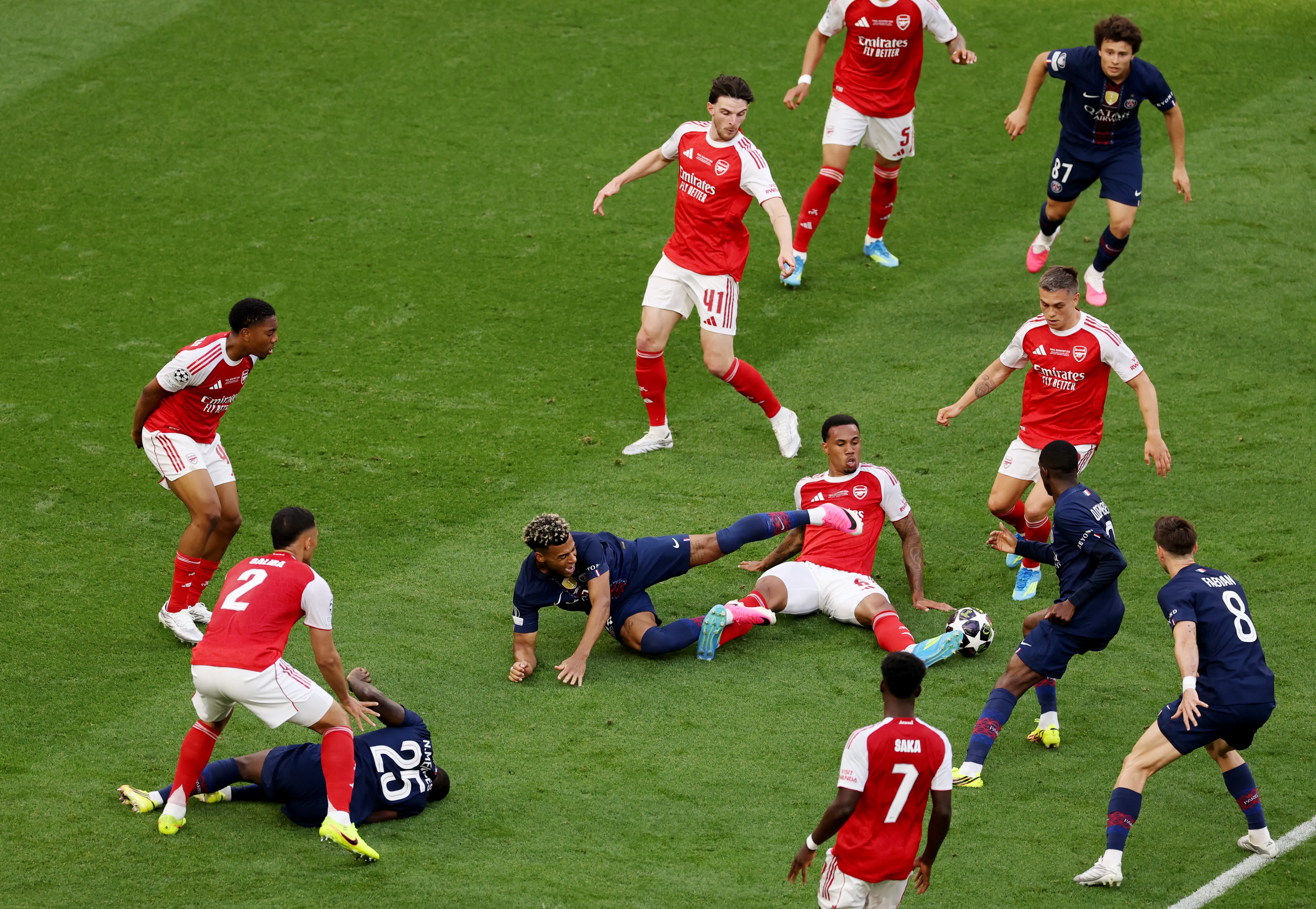 Arsenal se salvó de dos posibles penales ante PSG en la final de la Champions. Foto: Getty Images.