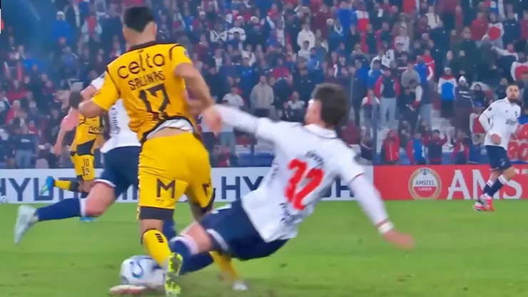 Por esta brutalidad de patada, Francisco Salinas quedó afuera de la Selección.