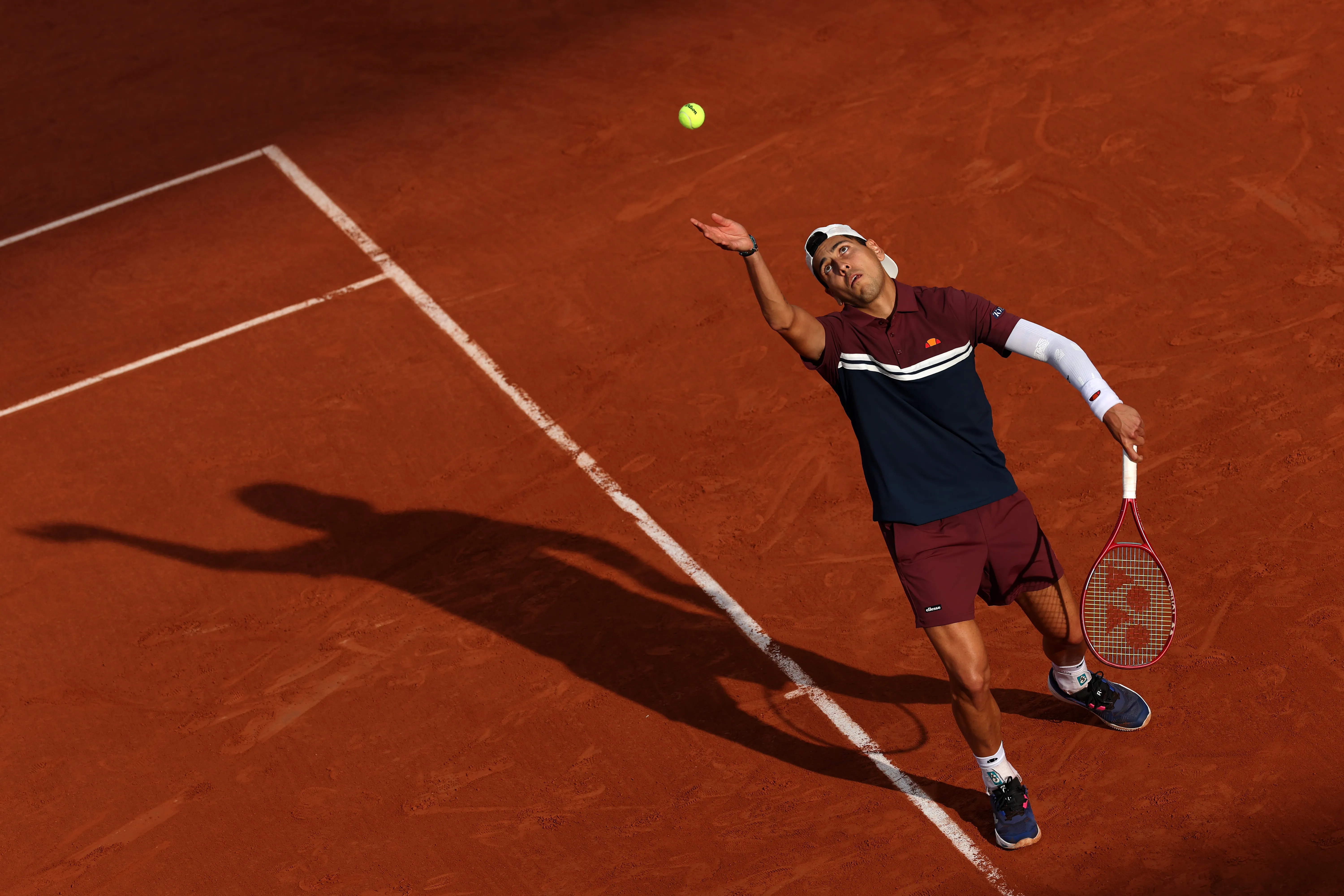 Alejandro Tabilo hace historia y disputará los octavos de final de Roland Garros. (Photo by Clive Brunskill/Getty Images)