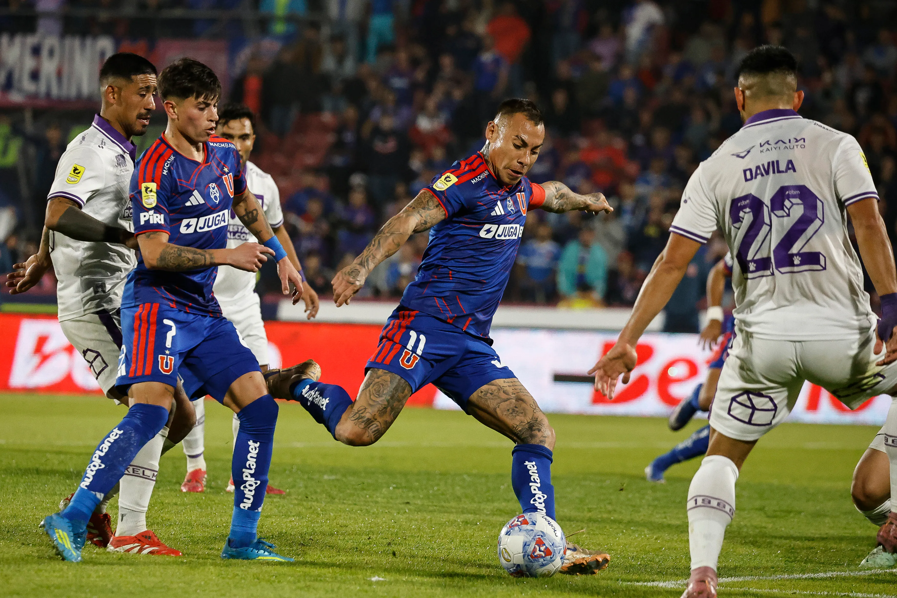 Vargas marcó doblete y la U volvió a ganar en el Nacional