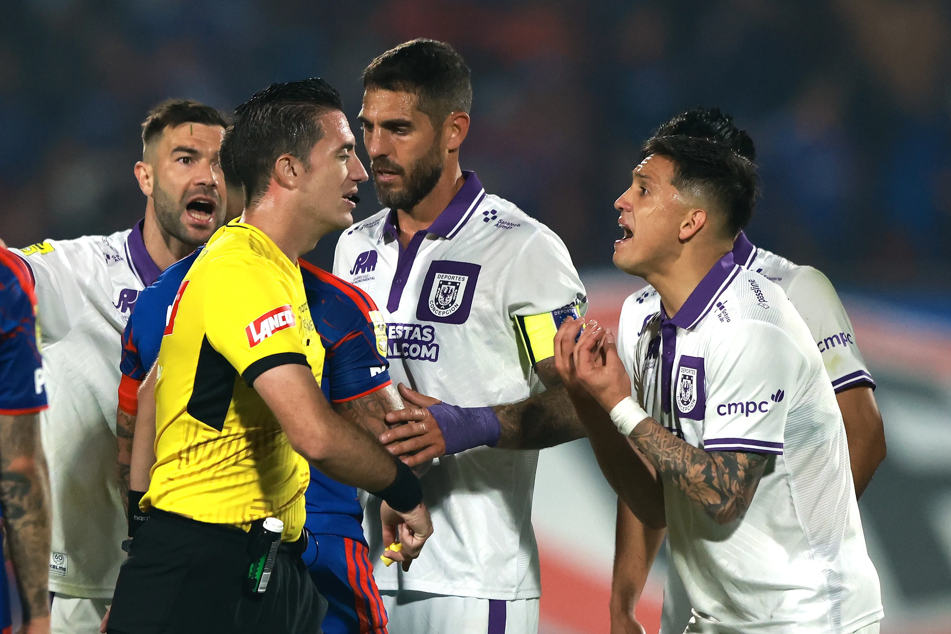 Diego Carrasco no puede creer que el árbitro lo expulsó. (Felipe Zanca/Photosport).