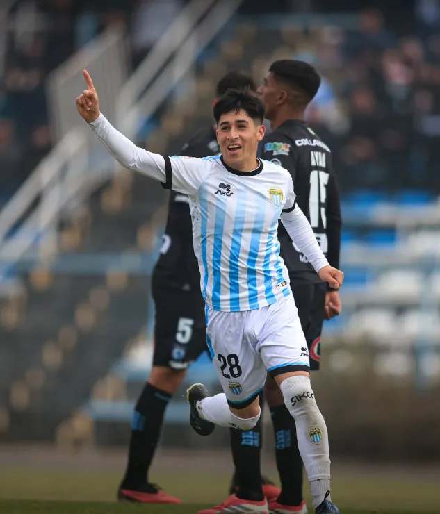 Así festejó Gamalier Guzmán su buen gol a Iquique. (Foto: CD Magallanes).