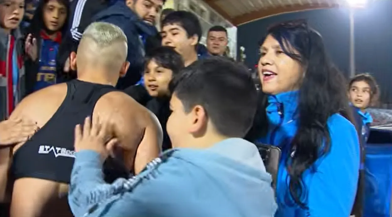 Nahuel Donadell le cumplió el deseo a una fanática centenaria. (Captura TNT Sports).