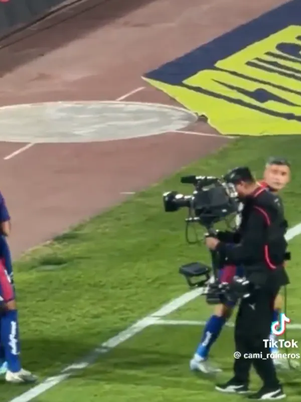 El golpe de Aránguiz al camarógrafo de TNT Sports. (Captura TikTok).