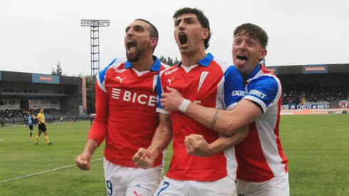 Justo Giani celebra el gol que anotó ante Huachipato.