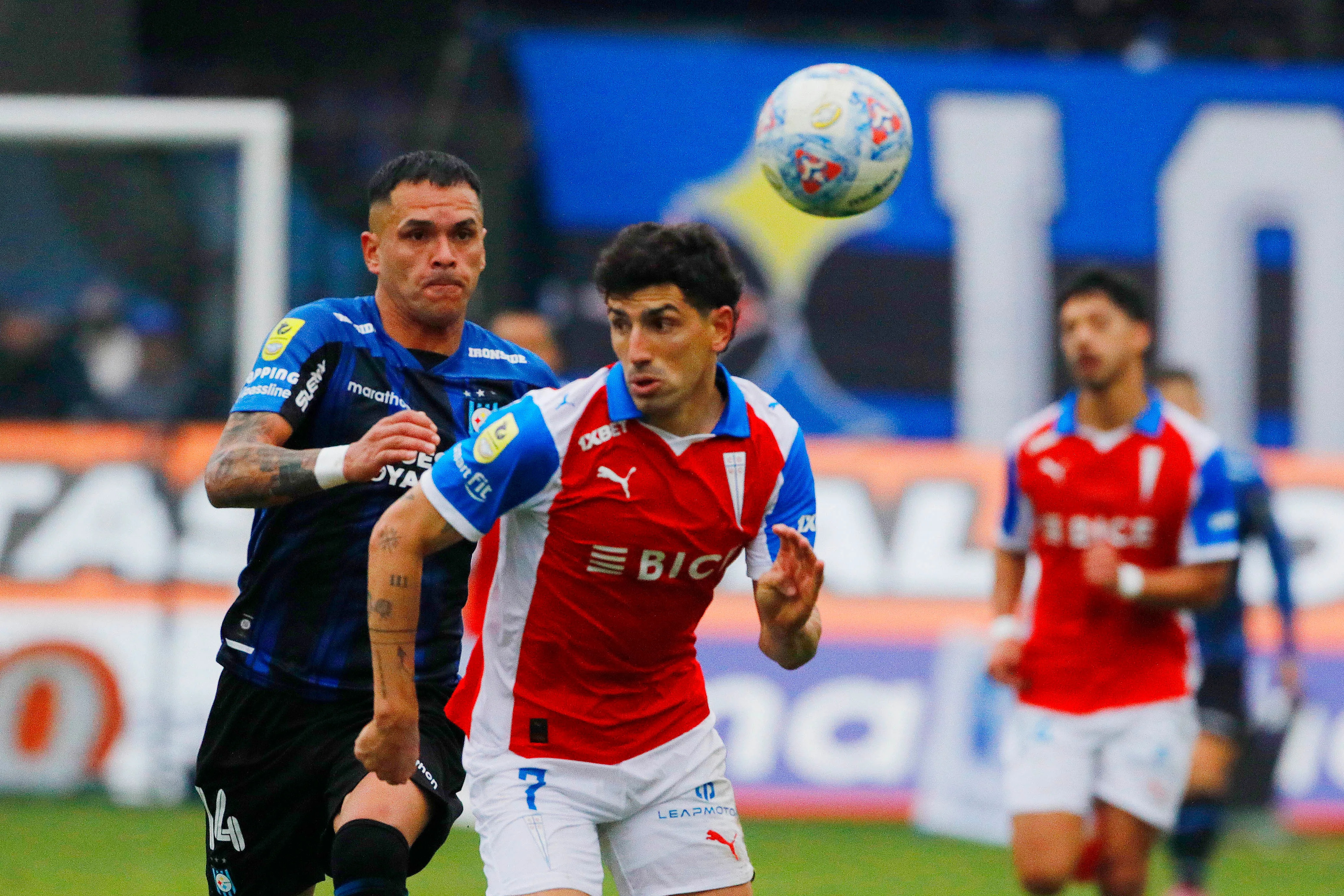 Justo Giani lucha un balón ante la marca de Nicolás Vargas. (Marco Vazquez/Photosport).