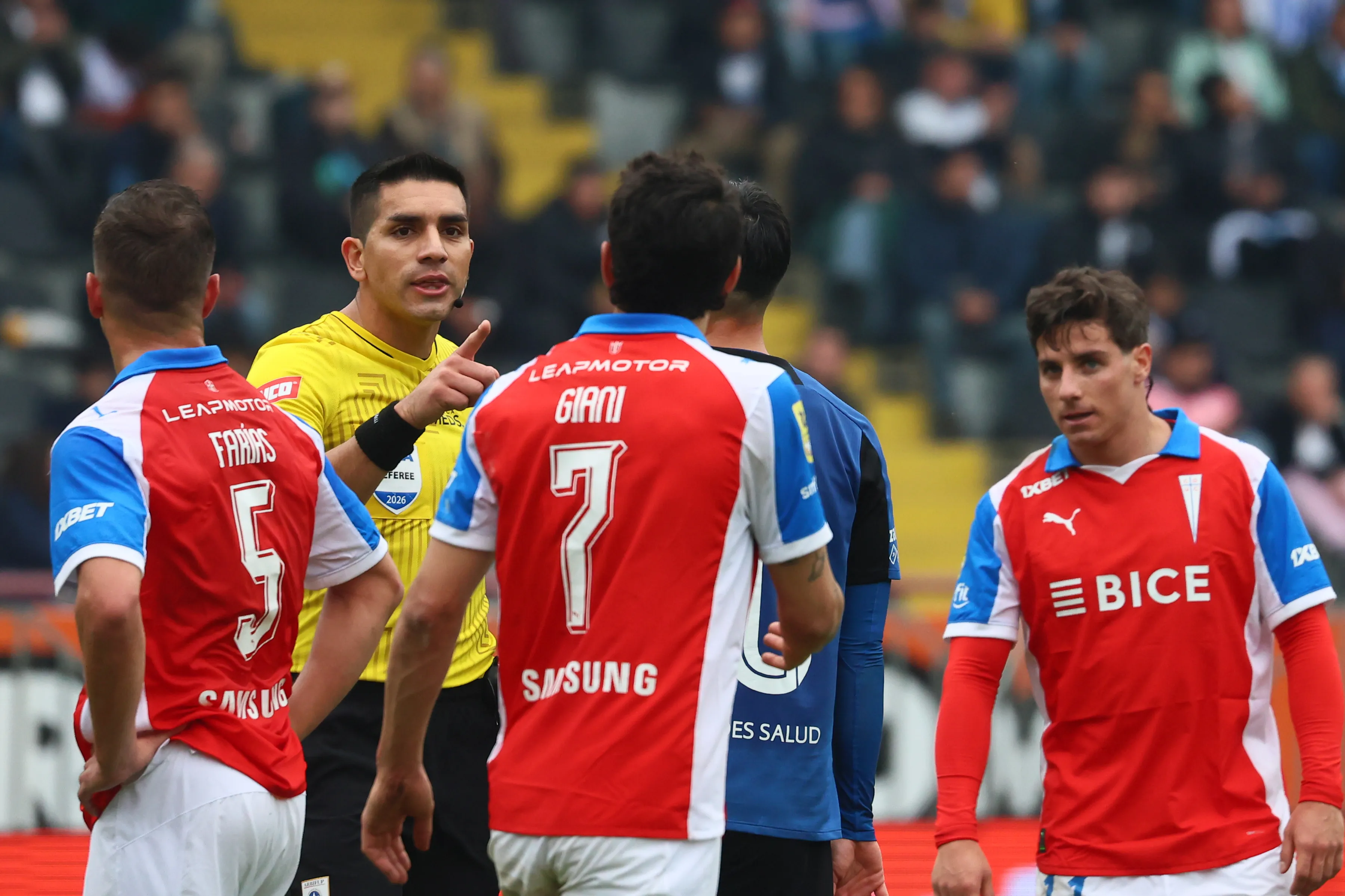 Mathias Riquelme advierte a Justo Giani en el estadio CAP. (Eduardo Fortes/Photosport).