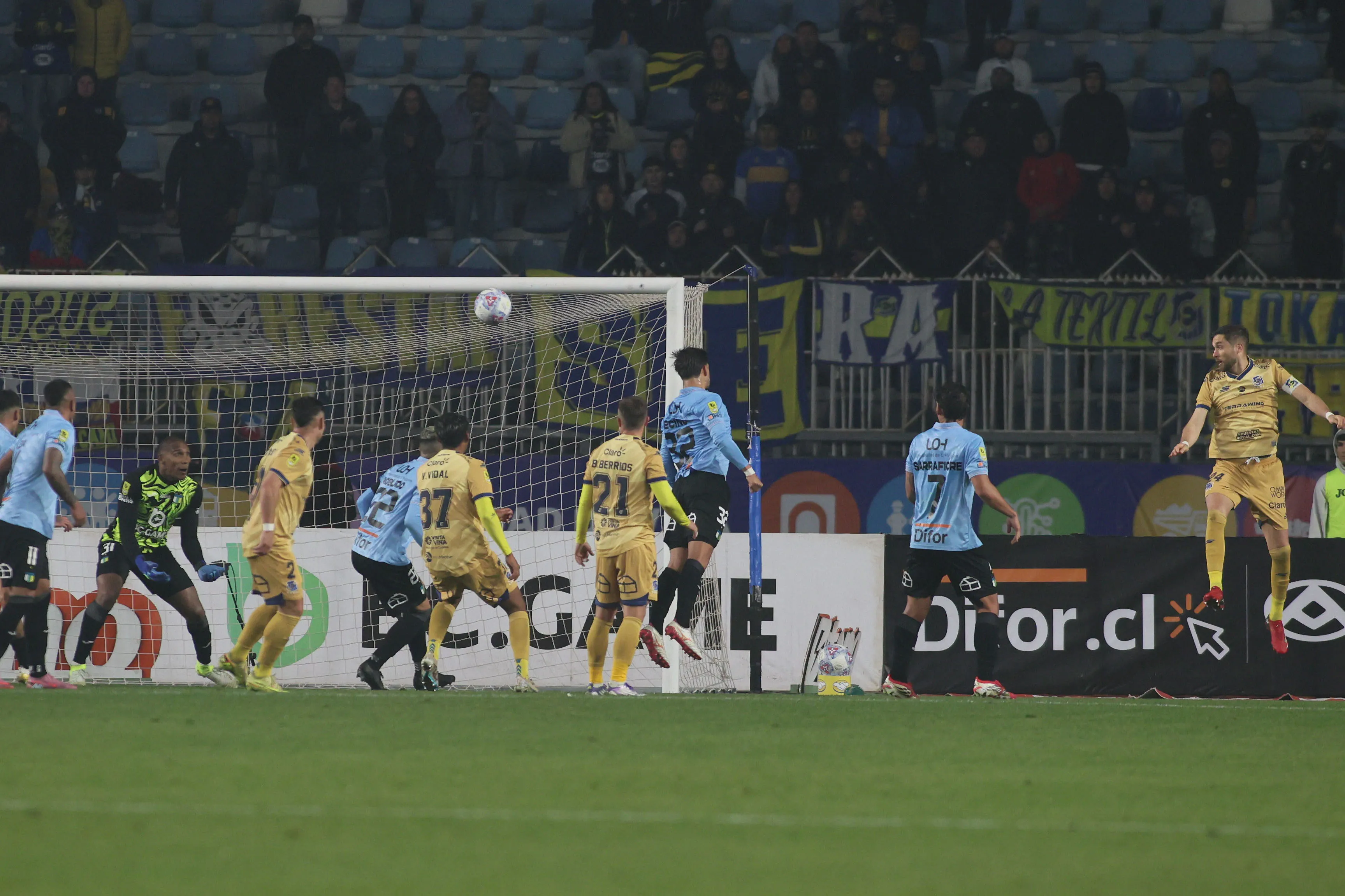 El autogol de Thiago Vecino ante Everton. (Jorge Loyola/Photosport).