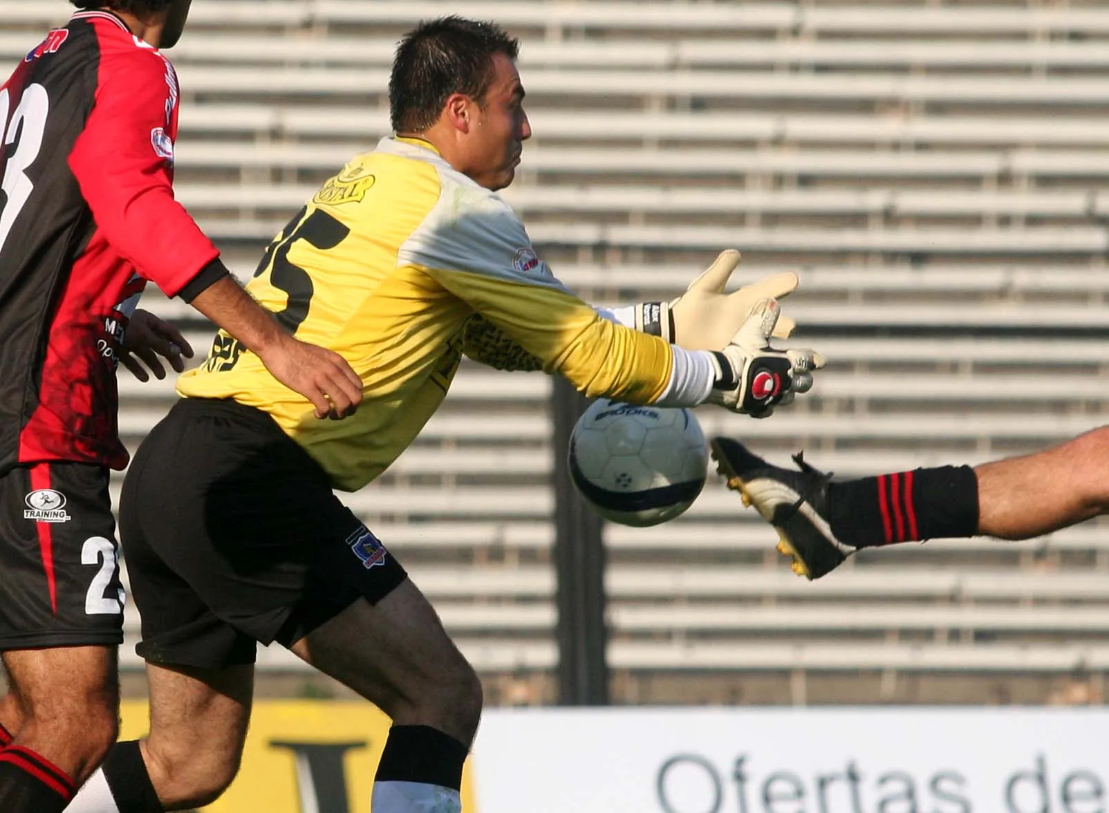 Alex Varas en acción por Colo Colo, donde estuvo durante dos años. (Claudio Díaz | Photosport).