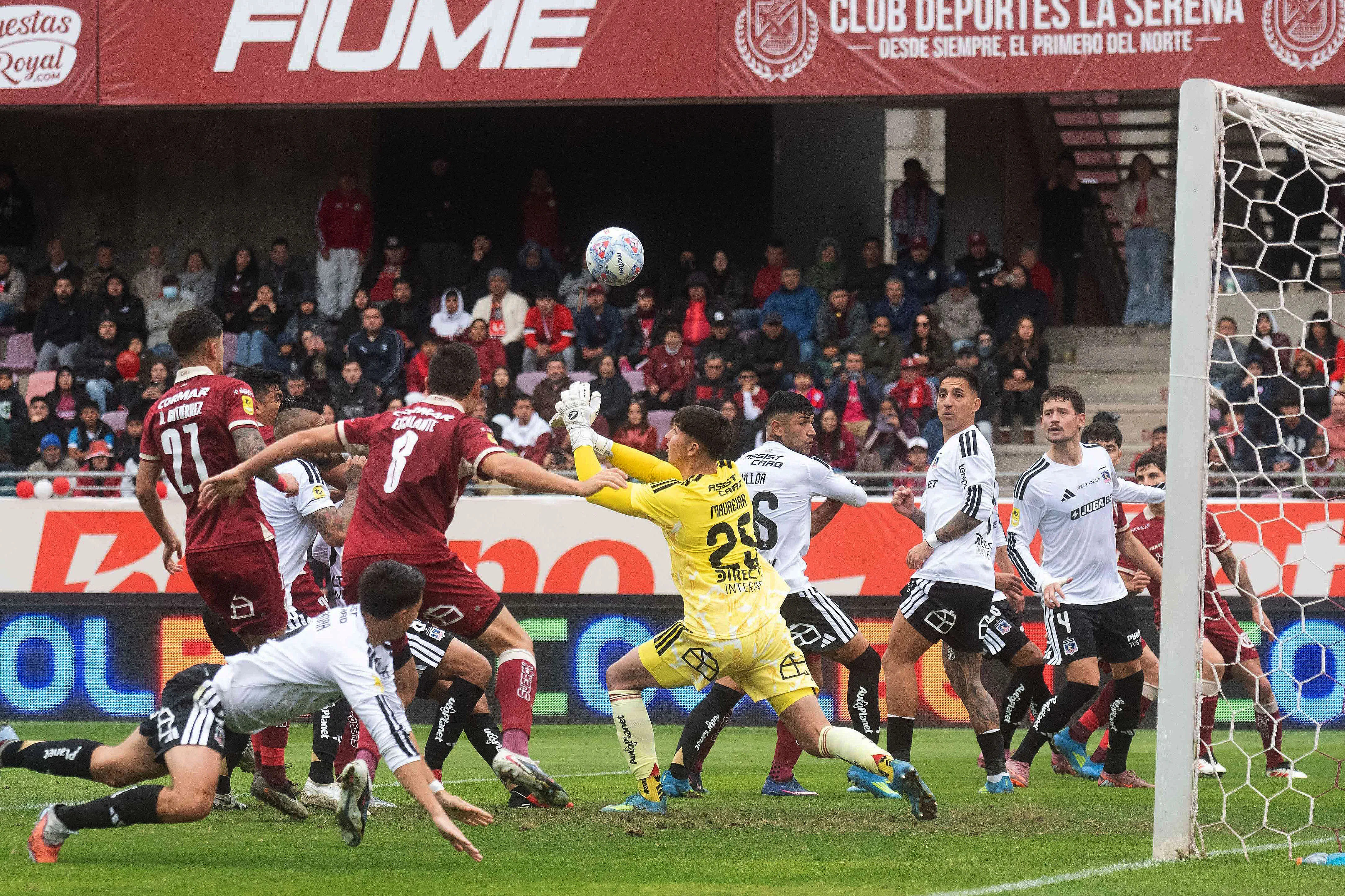 Gabriel Maureira cometió un error tras un córner de Jeisson Vargas y Bruno Gutiérrez aprovechó para anotar un gol. (Cristian Silva/Photosport).