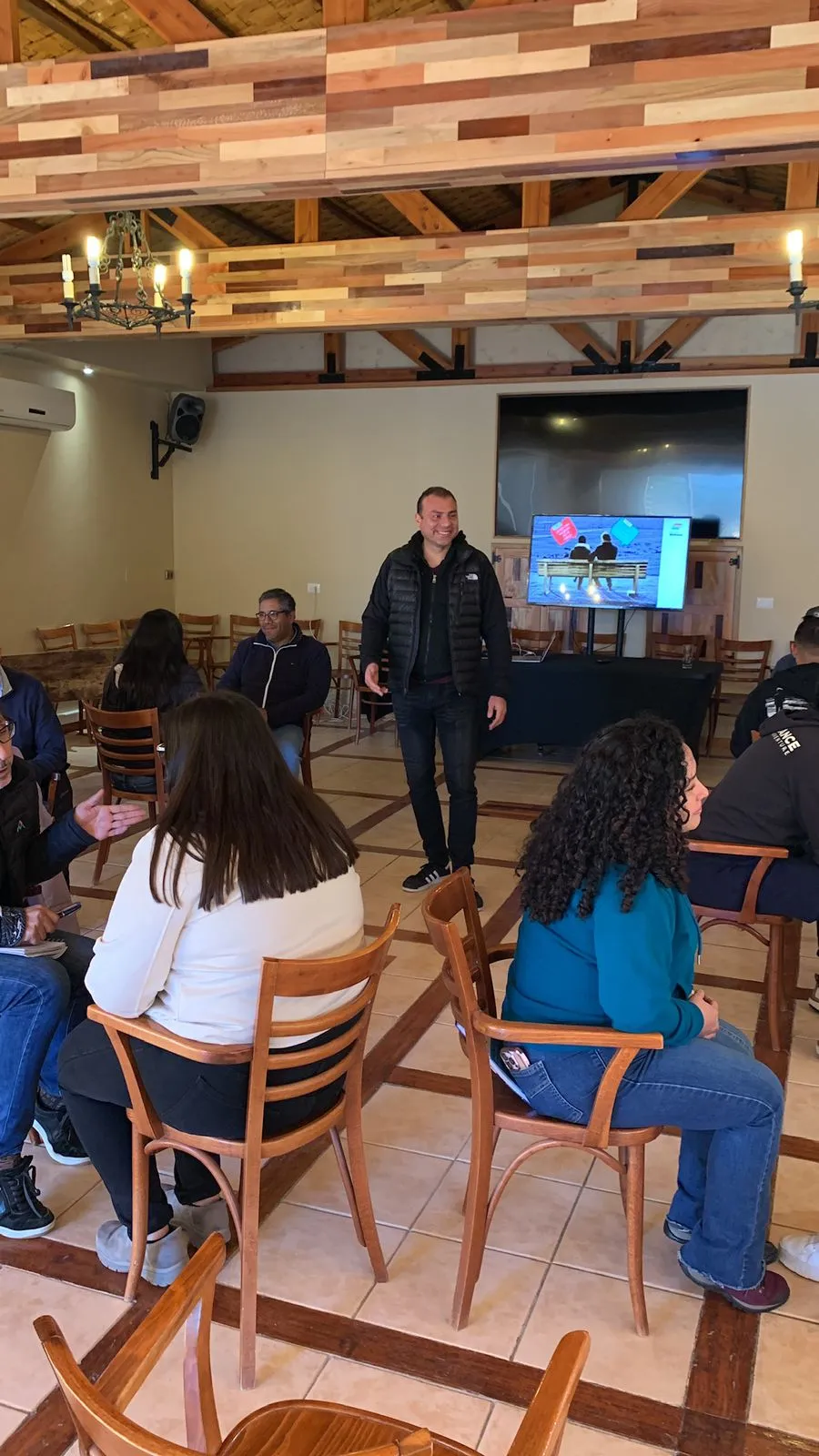 Alex Varas en una charla abocada al trabajo colectivo. (Foto: Cedida).