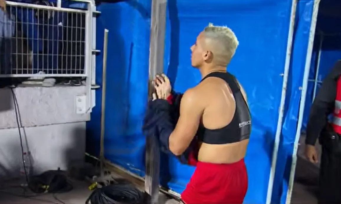 Nahuel Donadell le regaló su camiseta de cumpleaños a una hincha centenaria. (Captura TNT Sports).