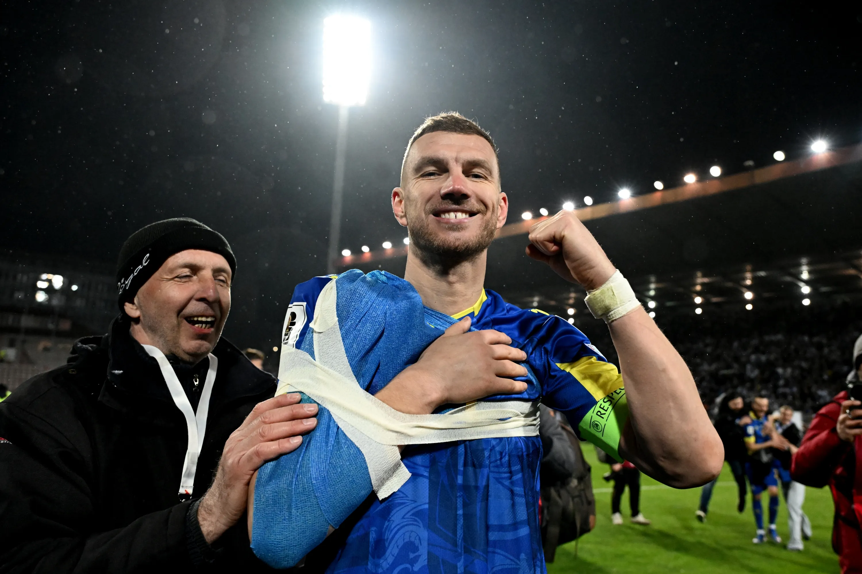 Lesionado y todo, Dzeko celebró el pase al Mundial | Getty Images