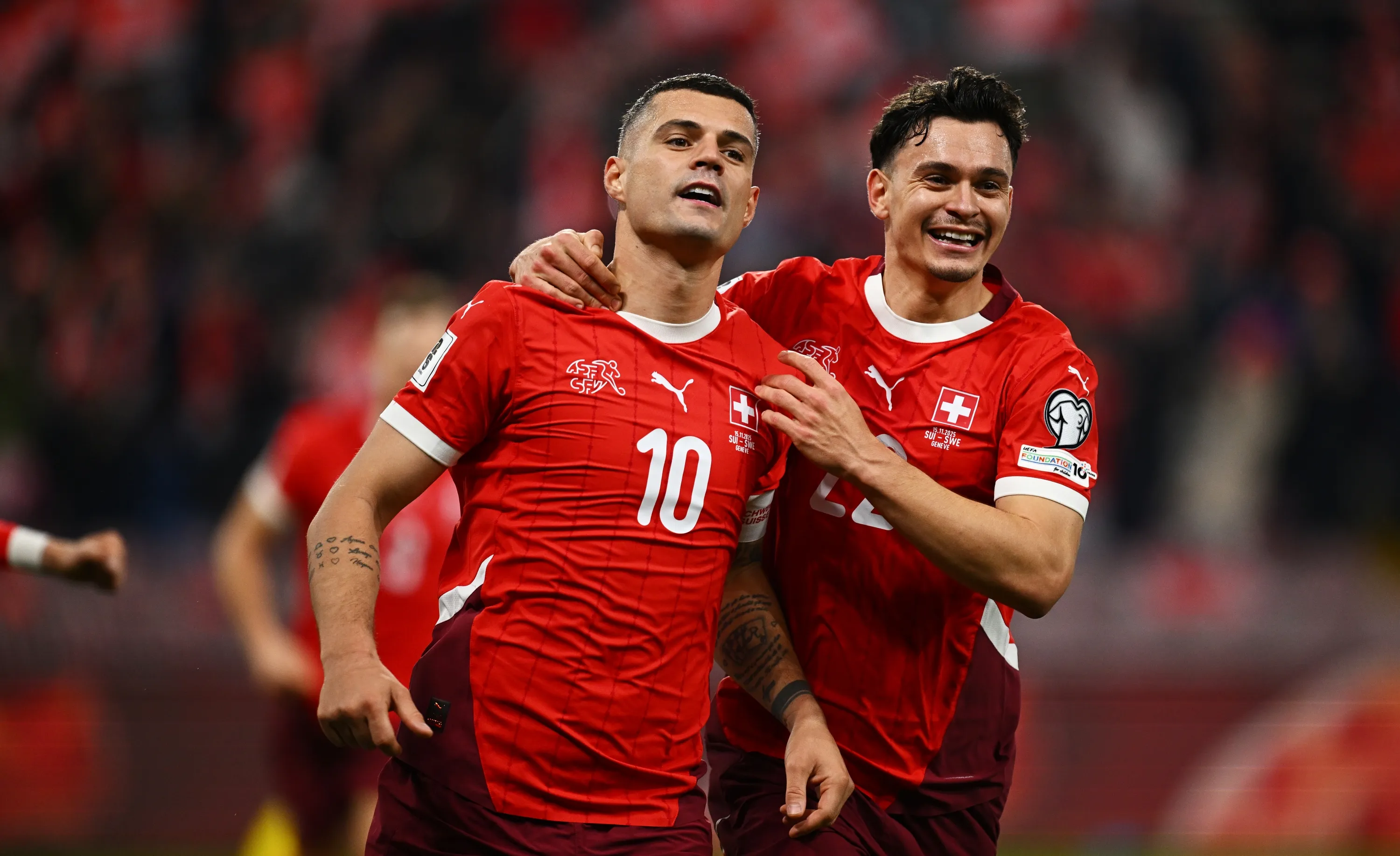 Xhaka celebrando con la camiseta de su selección | Getty Images