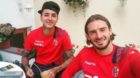 Erick Pulgar junto al griego Marios Oikonomou en el Bologna de Italia.