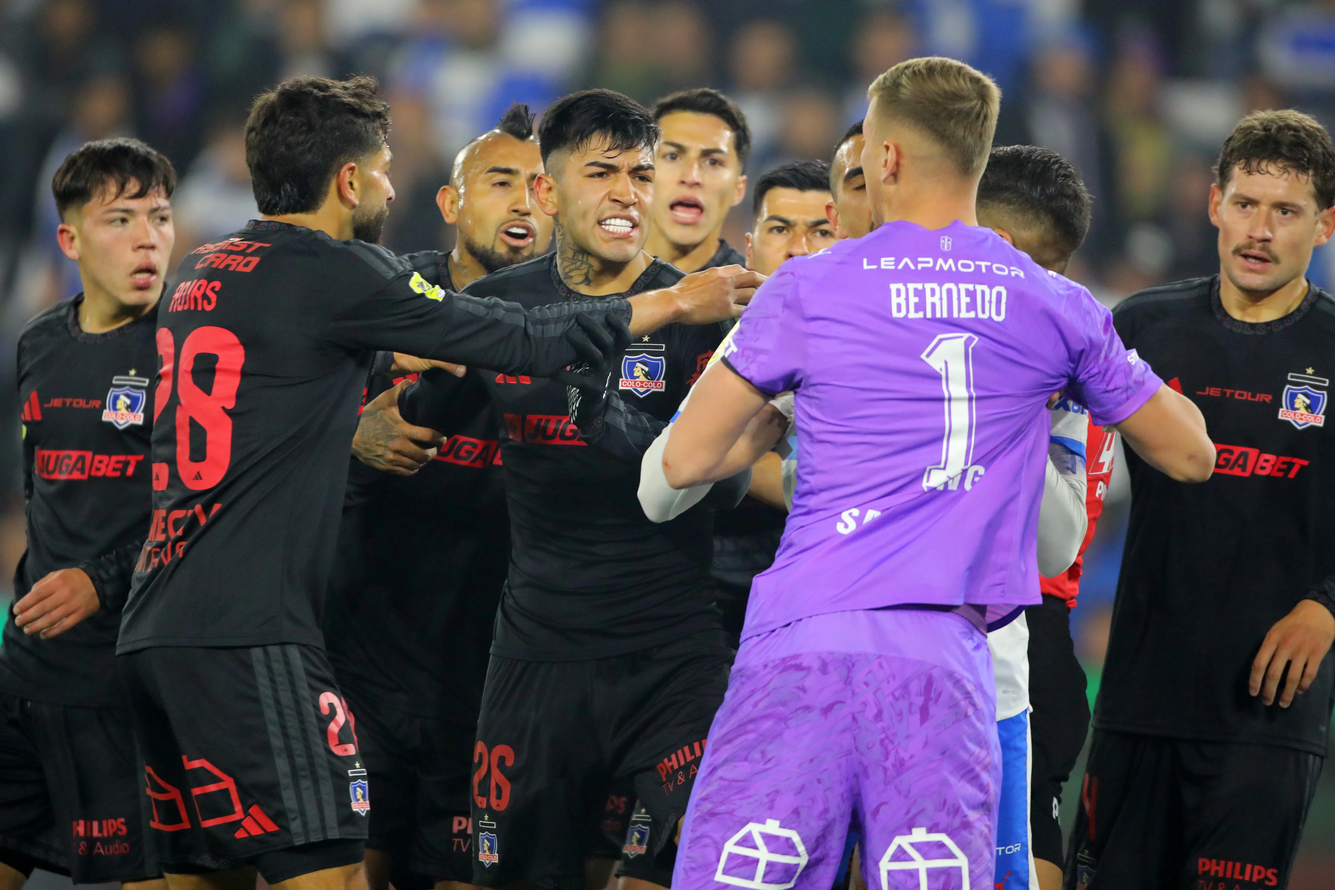 El partido entre albos y cruzados terminó con polémica: este martes se conocerán las sanciones.