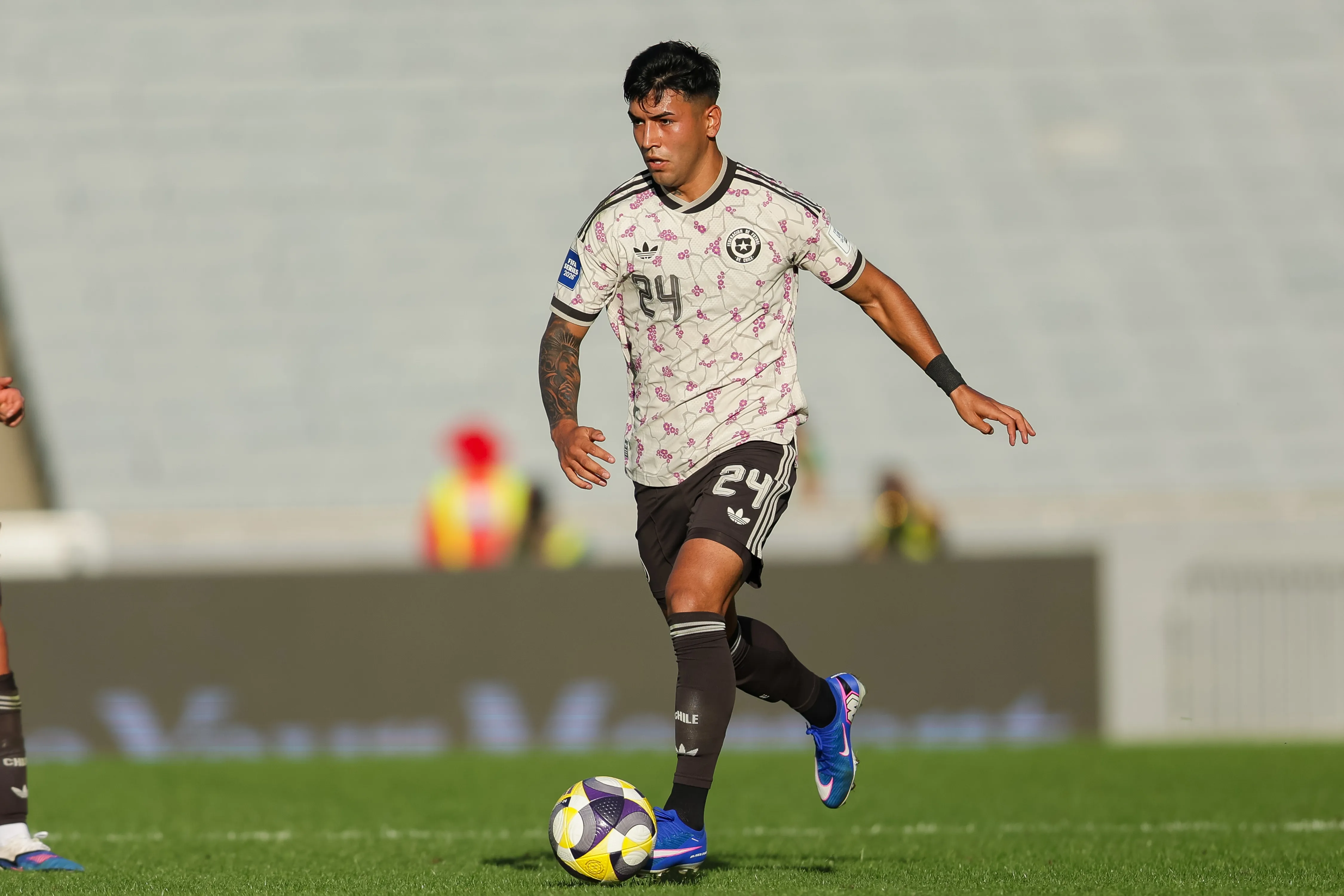 Diego Ulloa en acción por la Roja ante Cabo Verde. (Joshua Devenie /Photosport).