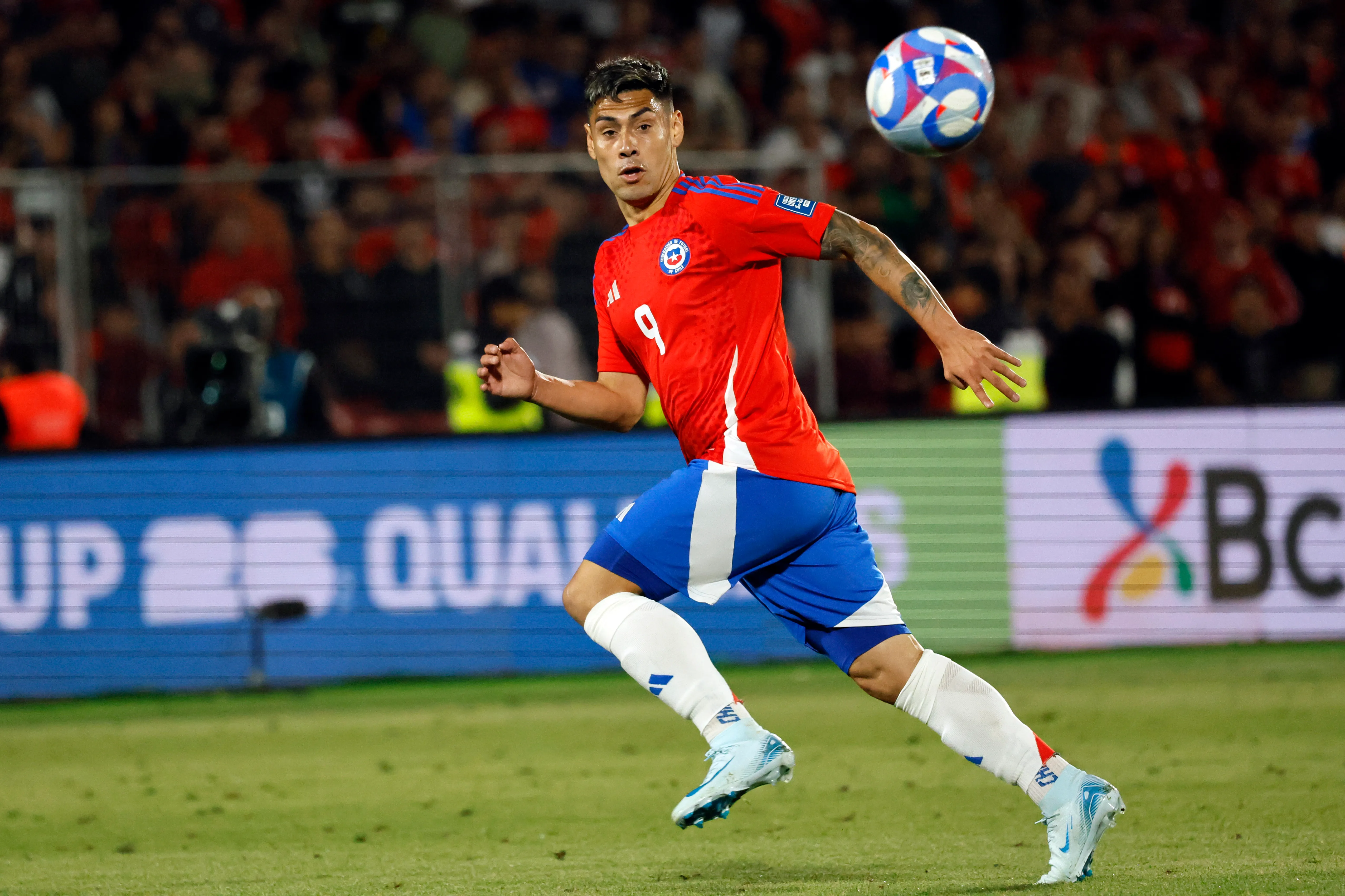 Felipe Mora vuelve a sonar en la U. Foto: Andres Pina/Photosport