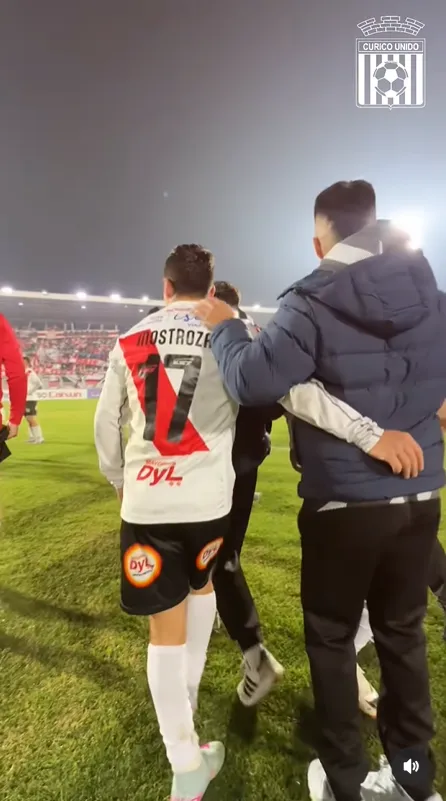 Benjamín Inostroza felicitado por el golazo que le dio el triunfo a los albirrojos. (Captura Instagram Curicó Unido).