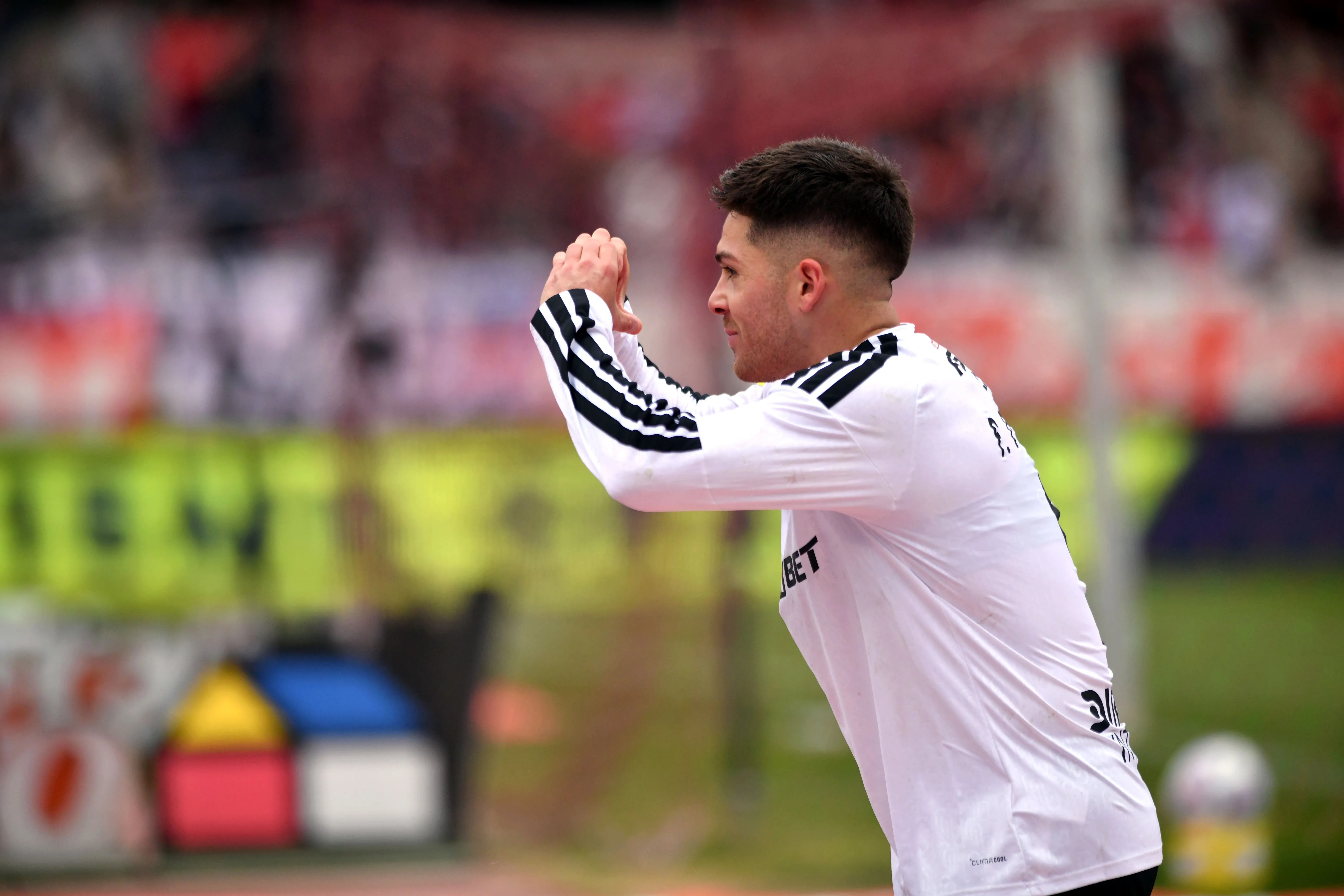 Felipe Méndez y su celebración tras anotarle a los Papayeros. (Alejandro Pizarro Ubilla/Photosport).
