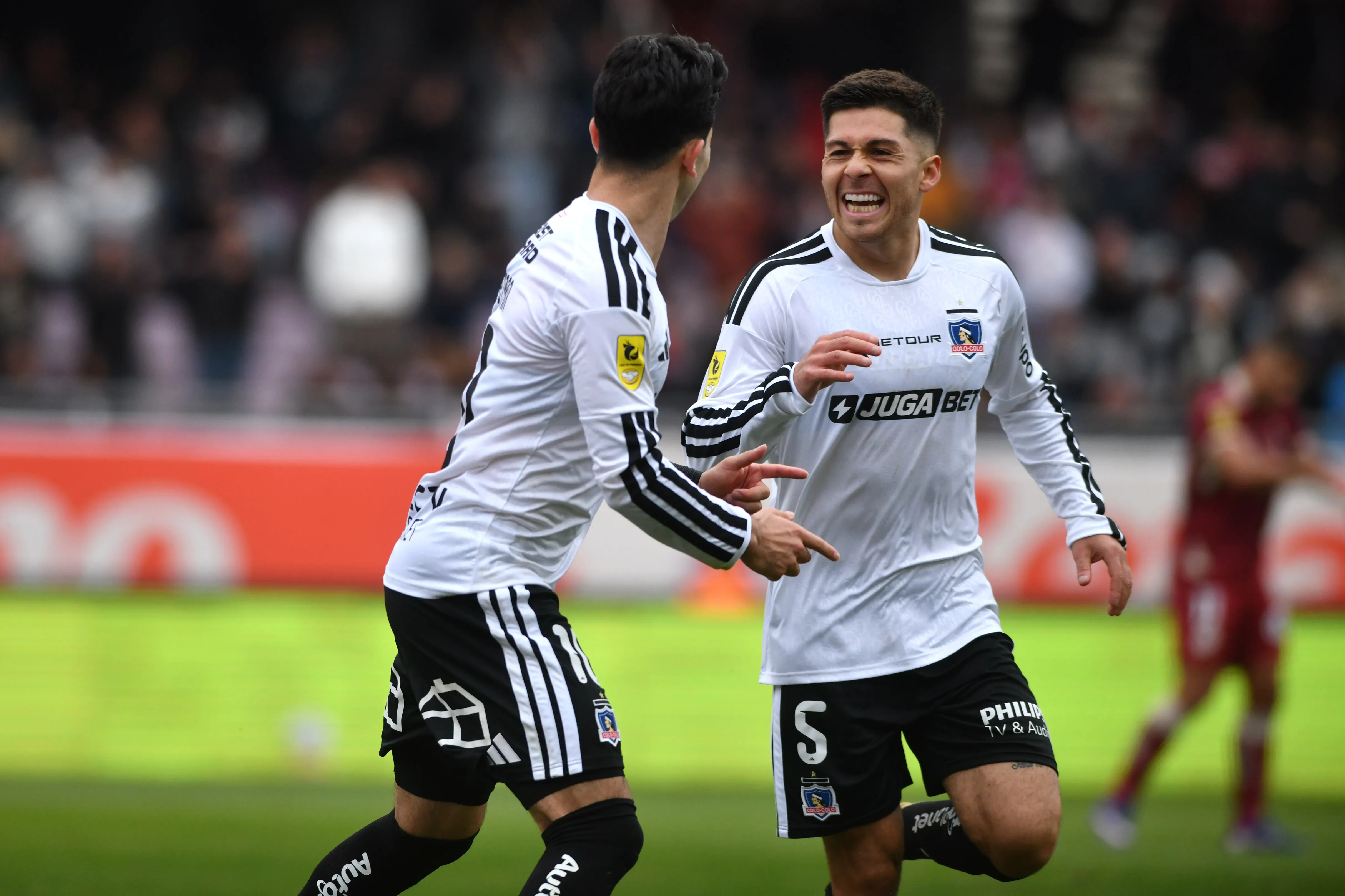Méndez celebra junto a Lautaro Pastrán, otro que anotó en La Serena. (Alejandro Pizarro Ubilla/Photosport).