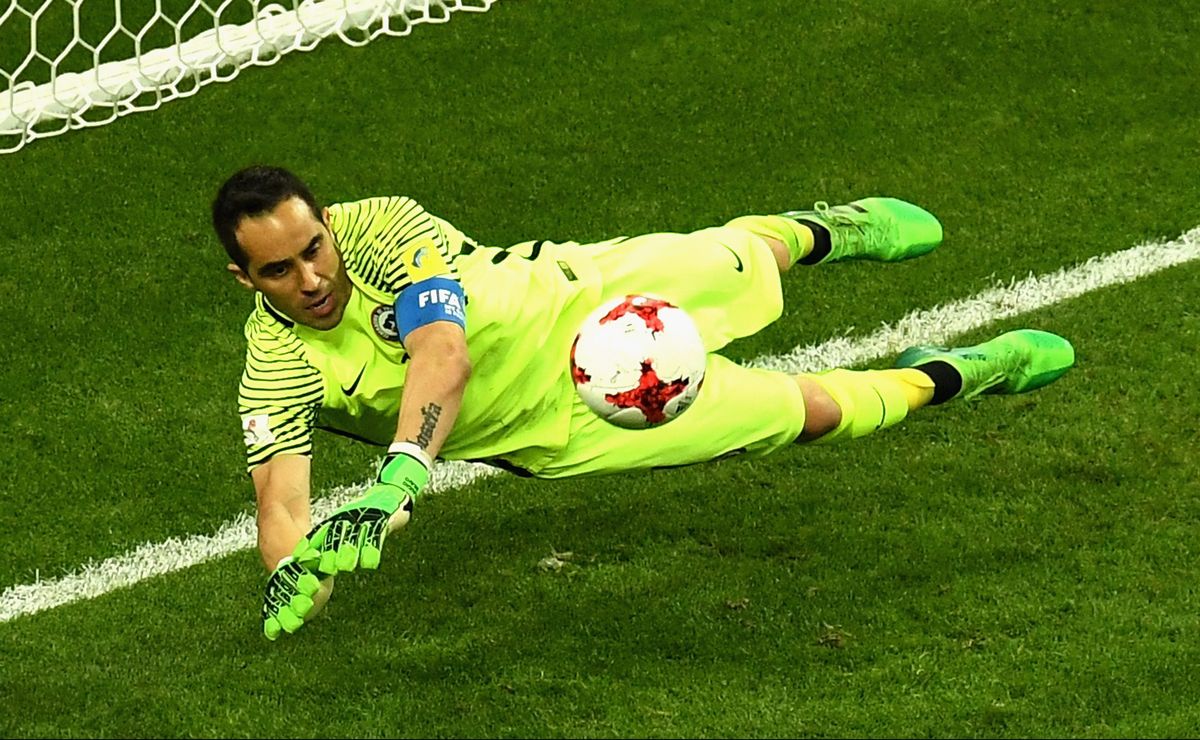 Bravo es muy grande: después de atajarle tres penales, Portugal lo invita al amistoso contra Chile