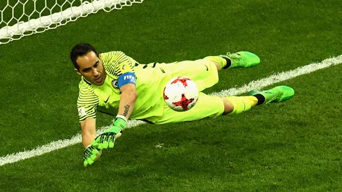 Bravo atajando un penal a Portugal en Copa Confederaciones