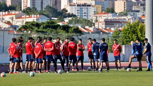 Chile ya entrena en Portugal para partido amistoso.